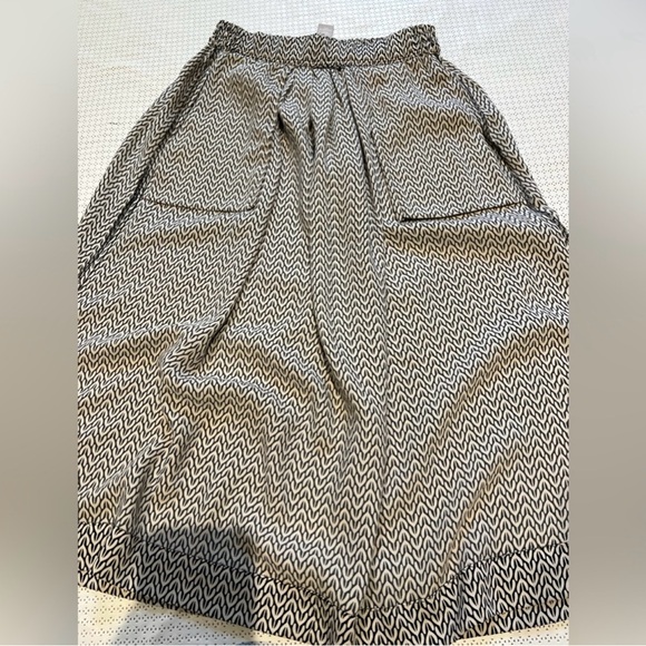 H&M Printed Flowy Midi Skirt Black Cream Size 2 - Picture 10 of 10